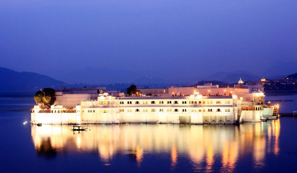 Most-amazing-spaces-venuerific-blog-taj-lake-palace-hotel-india-lighted-up 
