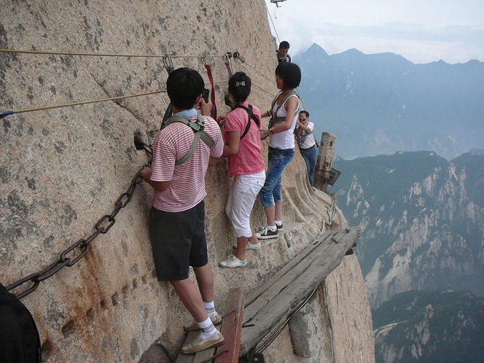 Most-amazing-spaces-venuerific-blog-mt-hua-shan-restaurant-china-rock-climbing